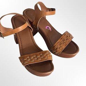 Dunes Women’s Tan Woven Front Ankle-Strap Sandals in size 8.5